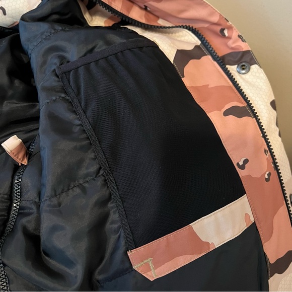 Men’s Oakley Snowboard Jacket - Picture 5 of 7